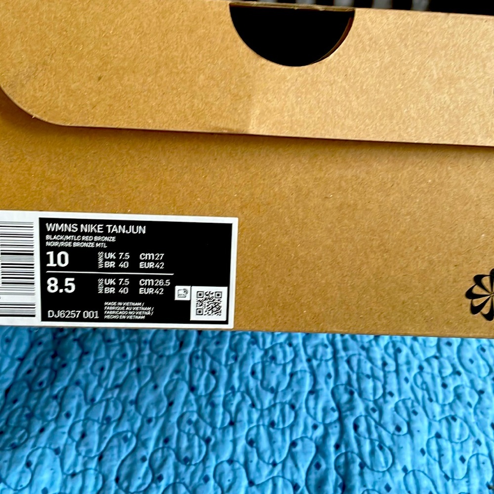 women’s Nike tanjun sneakers size 10, nwt in box